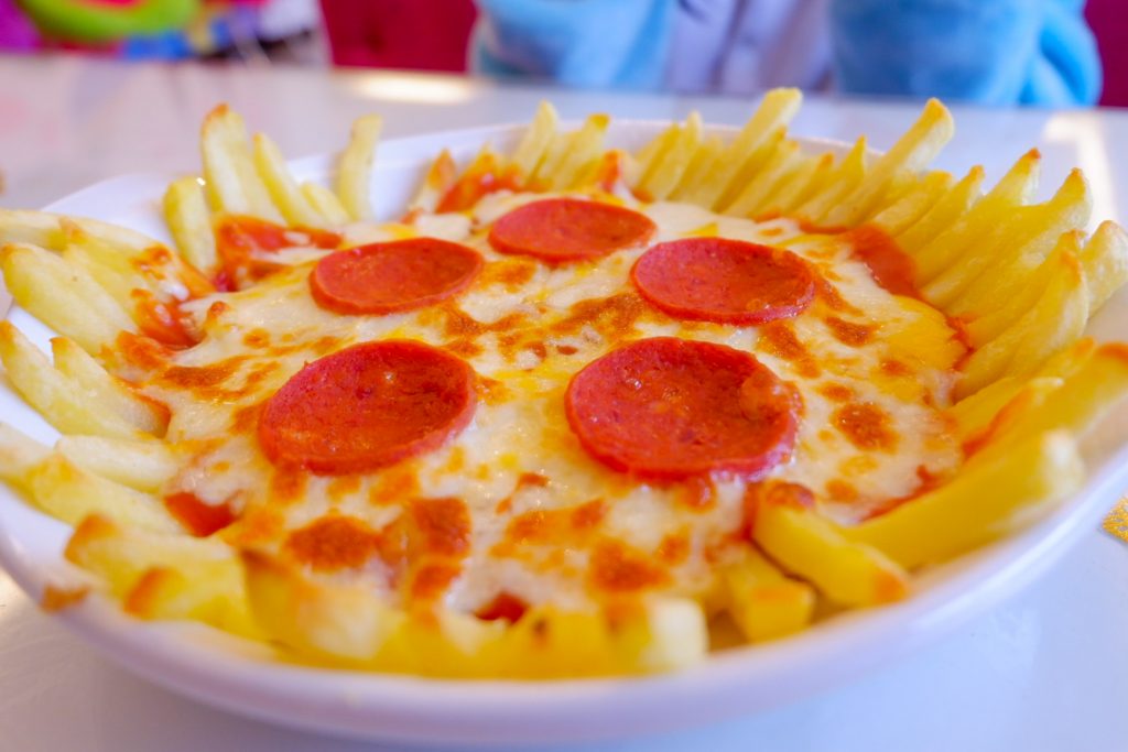 ALT="khloe's dream cafe nachos fries pizza"