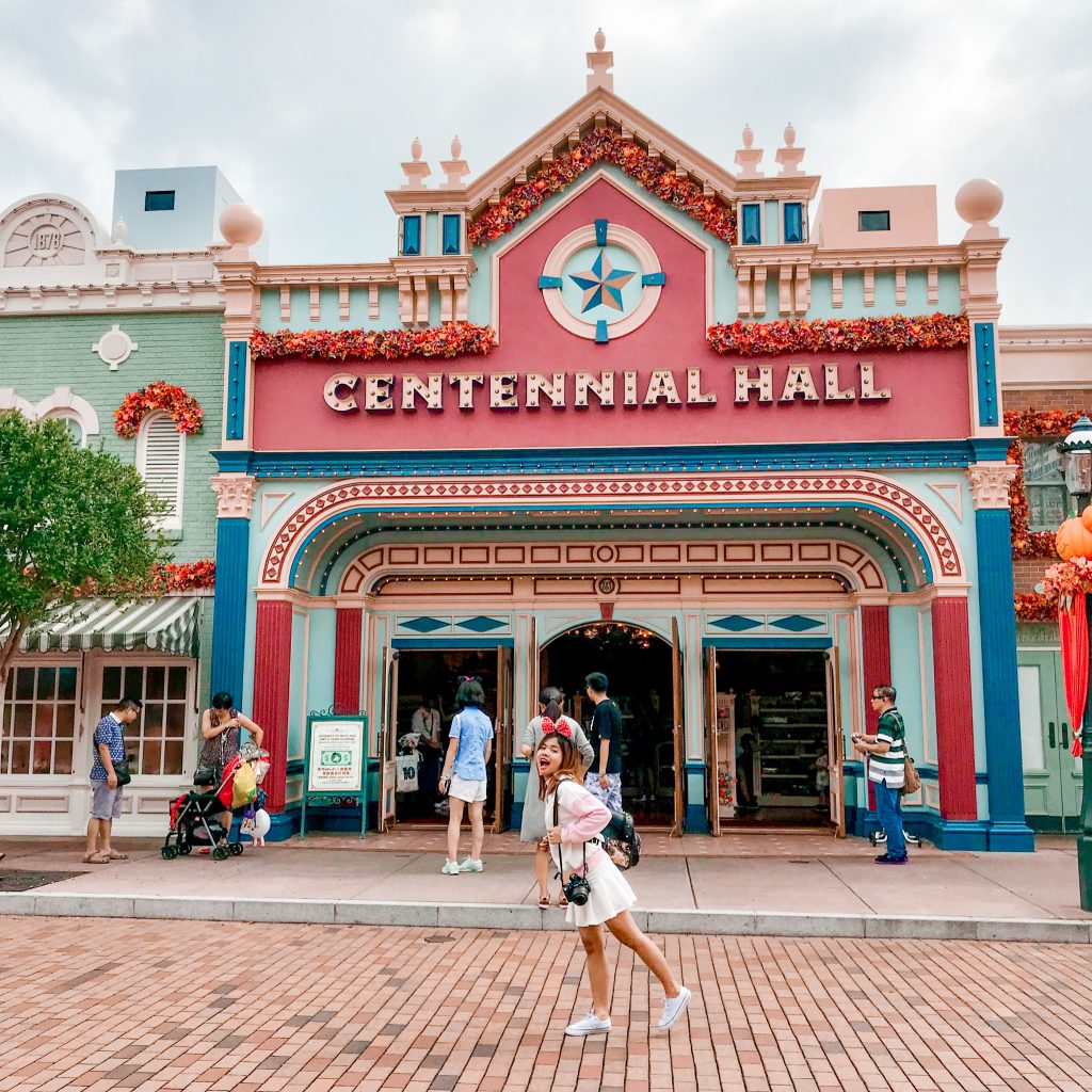 ALT="hongkong disneyland is such a happy place indeed"