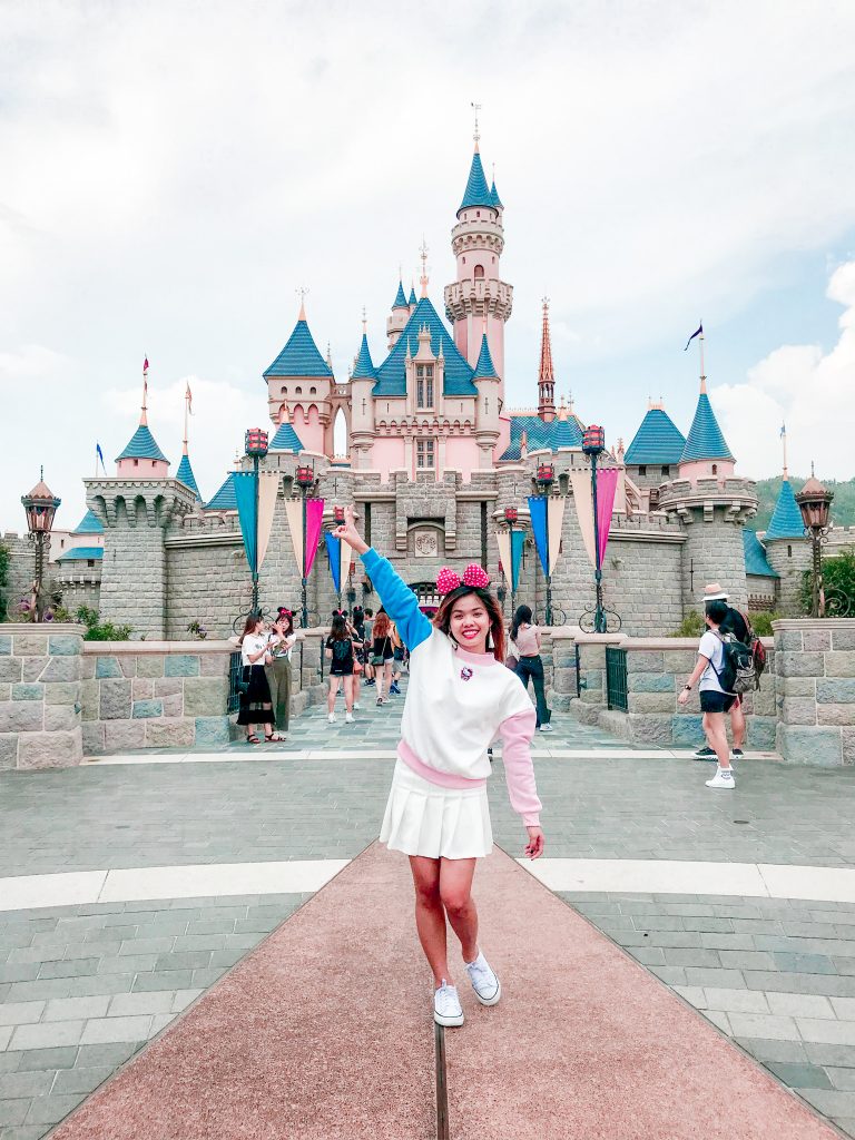 ALT="i am at the happiest place on earth"
