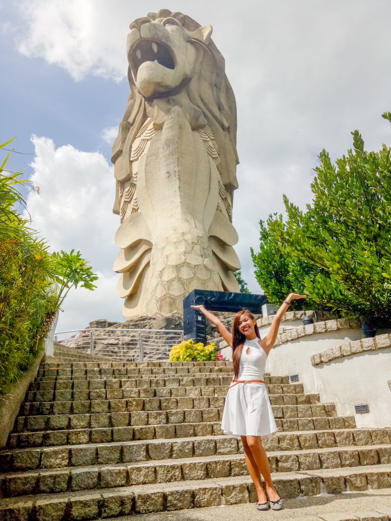 ALT="singapore travel guide and the merlion statue at universal studio"