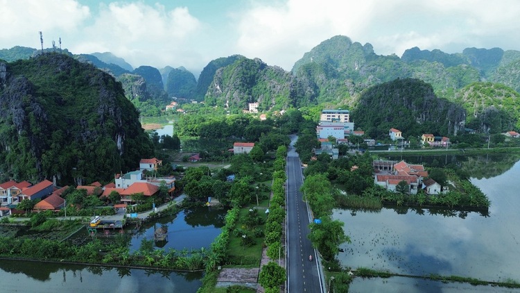 travel guide to ninh binh with itinerary